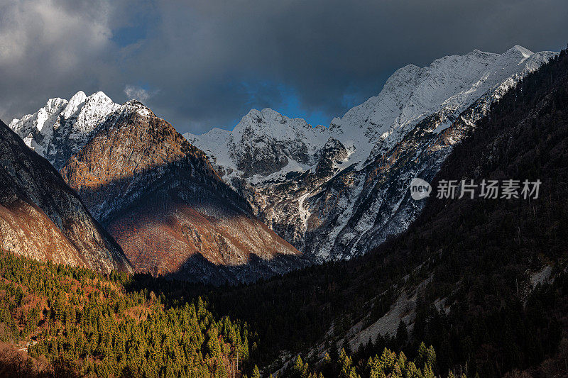 冬季美丽的景色Bovški Grintavec山在朱利安阿尔卑斯山，Primorska，斯洛文尼亚，欧洲